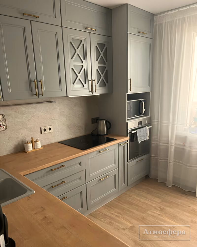 Шалфей — Кухня в шалфейно-зелёном с деревянной столешницей