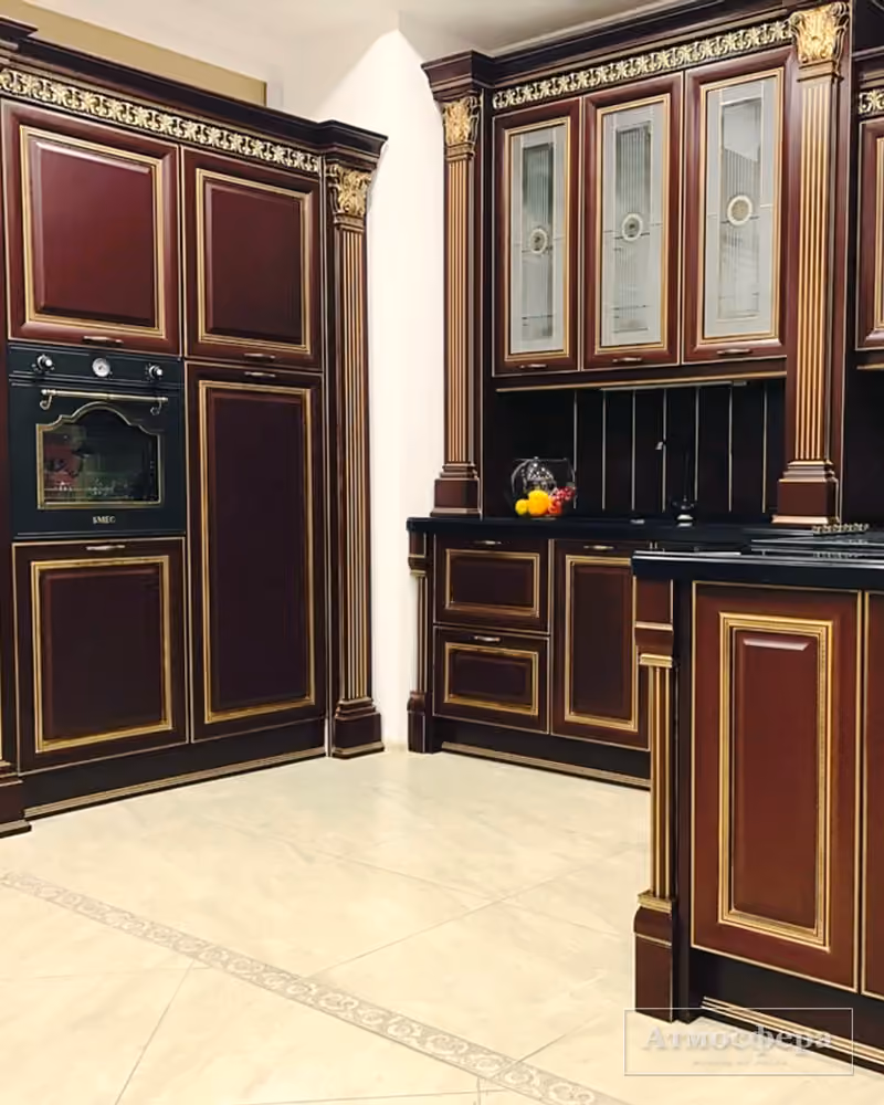 Гранат — Классика с бордовыми фасадами и золочёным декором