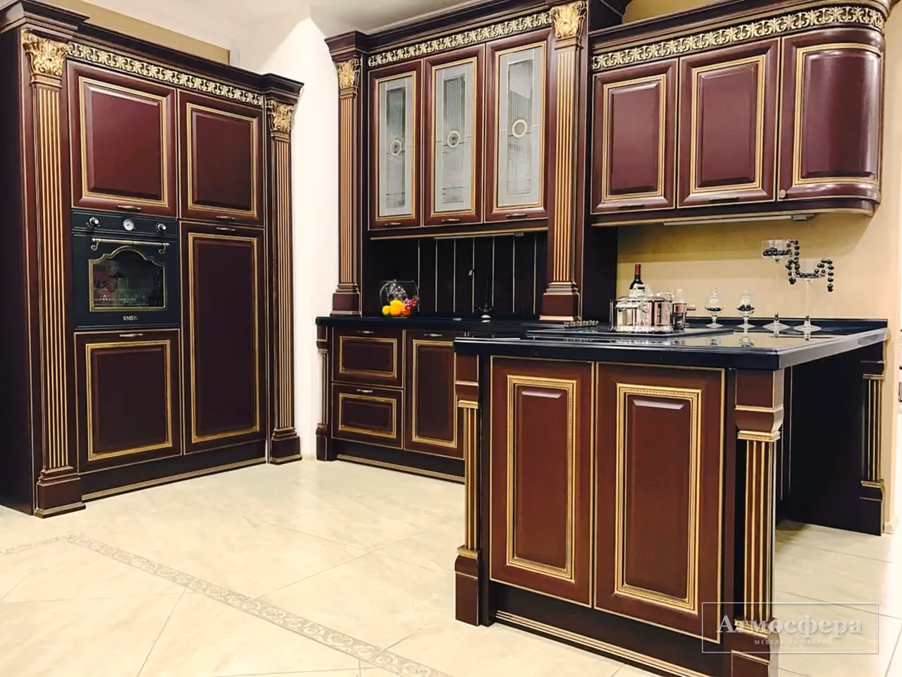 Гранат — Классика с бордовыми фасадами и золочёным декором